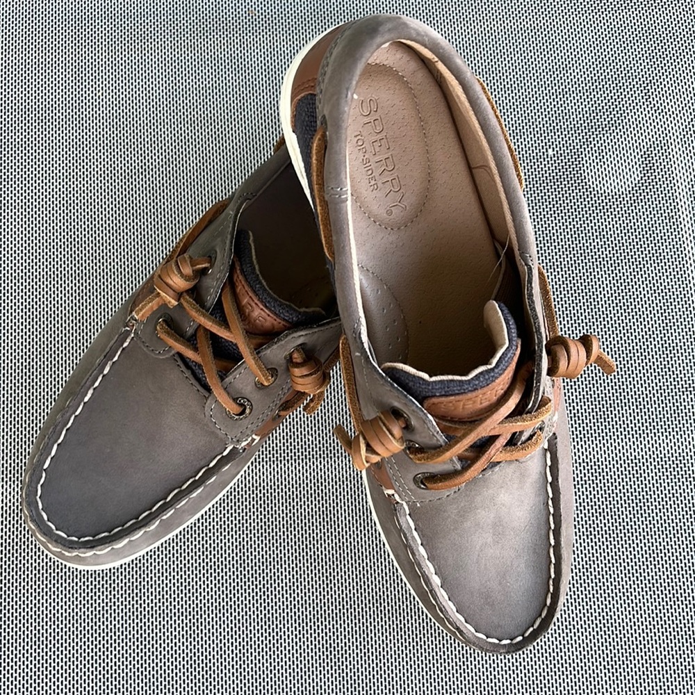 NWOT SPERRY BROWN LEATHER SHOES WITH BLUE ACCENT.  NEW WITHOUT TAG.
Size 6.5
